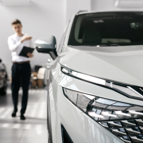 A sales person selling a car with the support of IBISWorld data